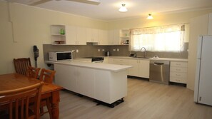 Microones, forn, placa de cuina i rentaplats 