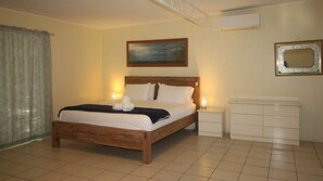 4 bedrooms, iron/ironing board, bed sheets