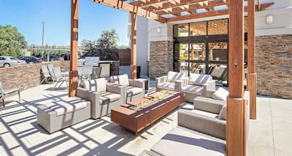 Sinatra's Escape King Bd Fast WiFi Dedicated Parking and Workspace Accessible
