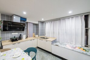 雙人房 | 私人小型廚房 | 大型冰箱、微波爐、爐台、電熱水壺