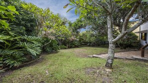 Un jardín bien cuidado con diversas plantas y césped.