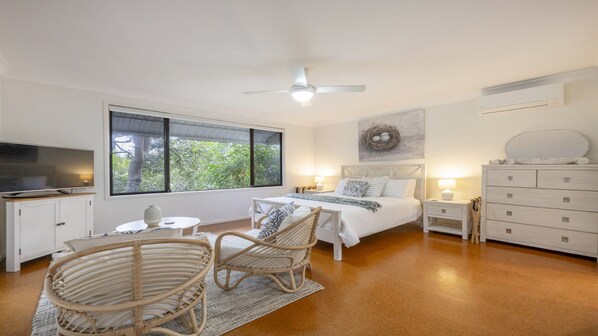 4 bedrooms, iron/ironing board, WiFi
