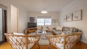TV - An Octopus's Garden - Lifestyle Yamba (YAMBA)