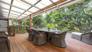 Outdoor dining - An Octopus's Garden - Lifestyle Yamba (YAMBA)