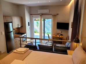 Deluxe appartement, uitzicht op de binnenplaats | Woonruimte | Flatscreentelevisie