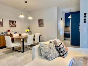 Familie appartement, gedeeltelijk uitzicht op zee | Woonruimte | Flatscreentelevisie