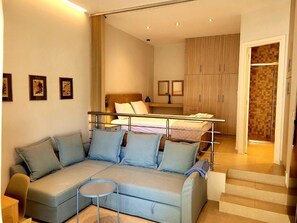 Departamento Deluxe, vista al patio | Cortinas blackout, insonorización y tabla de planchar con plancha 