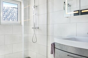 Een douche, een haardroger, handdoeken