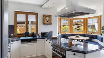 Fridge, oven, stovetop, dishwasher