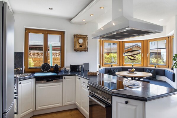 Kühlschrank, Ofen, Herdplatte, Geschirrspüler