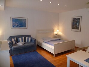 Free WiFi, bed sheets - Studio 'Dora Brand' with Shared Terrace, Shared Garden and Wi-Fi (Arnsberg)