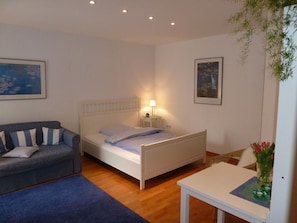 Free WiFi, bed sheets - Studio 'Dora Brand' with Shared Terrace, Shared Garden and Wi-Fi (Arnsberg)