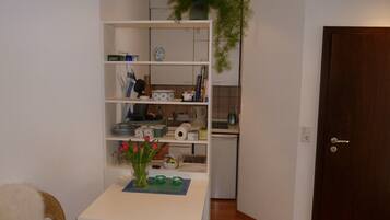 Kühlschrank, Mikrowelle, Herdplatte, Wasserkocher mit Kaffee-/Teezubehör