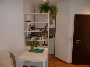 Fridge, microwave, stovetop, coffee/tea maker - Studio 'Dora Brand' with Shared Terrace, Shared Garden and Wi-Fi (Arnsberg)