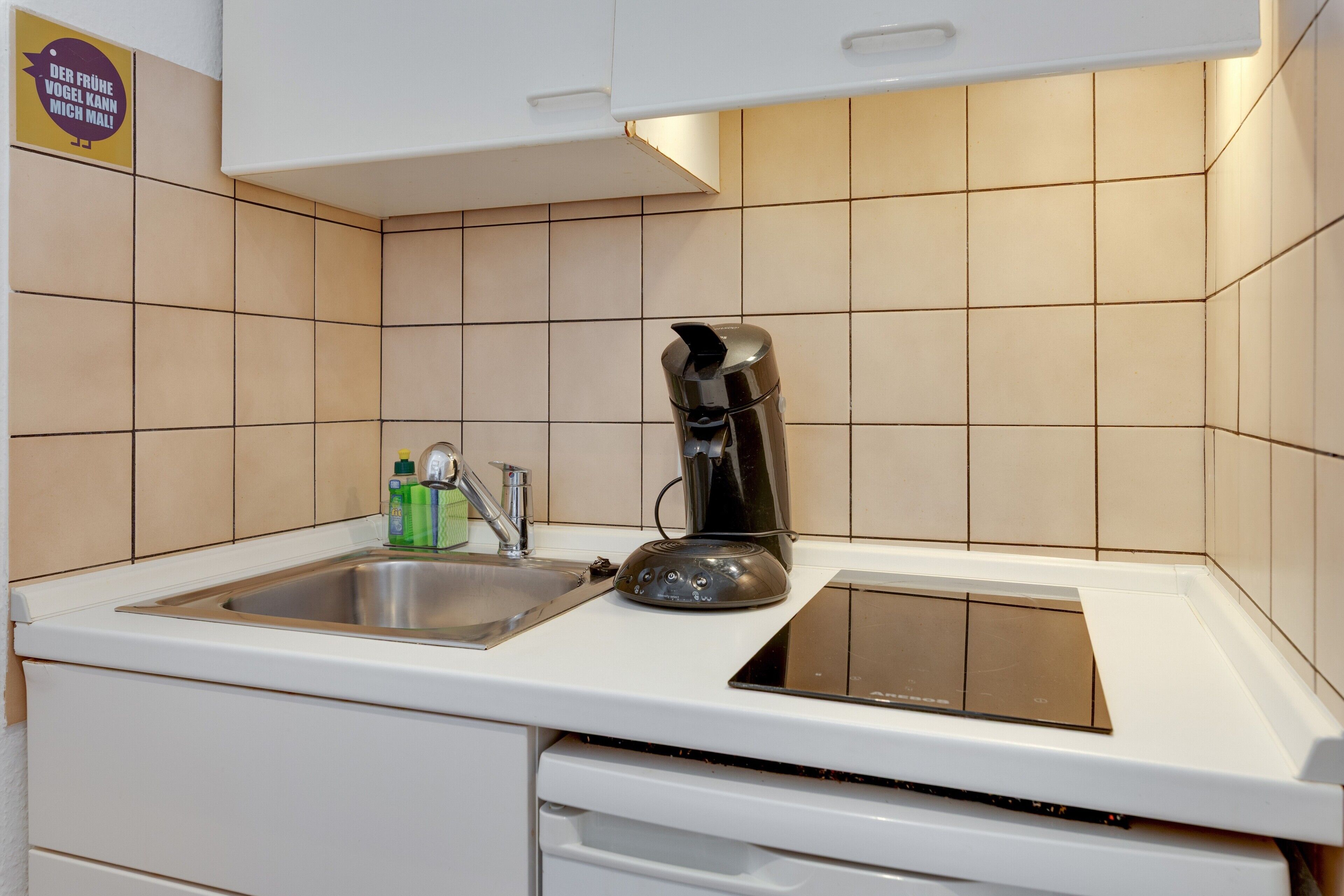Eine Küche mit einer Spüle, einer Kaffeemaschine und einem Toaster.