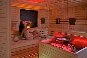 Un sauna avec des bancs en bois et un système de chauffage central.