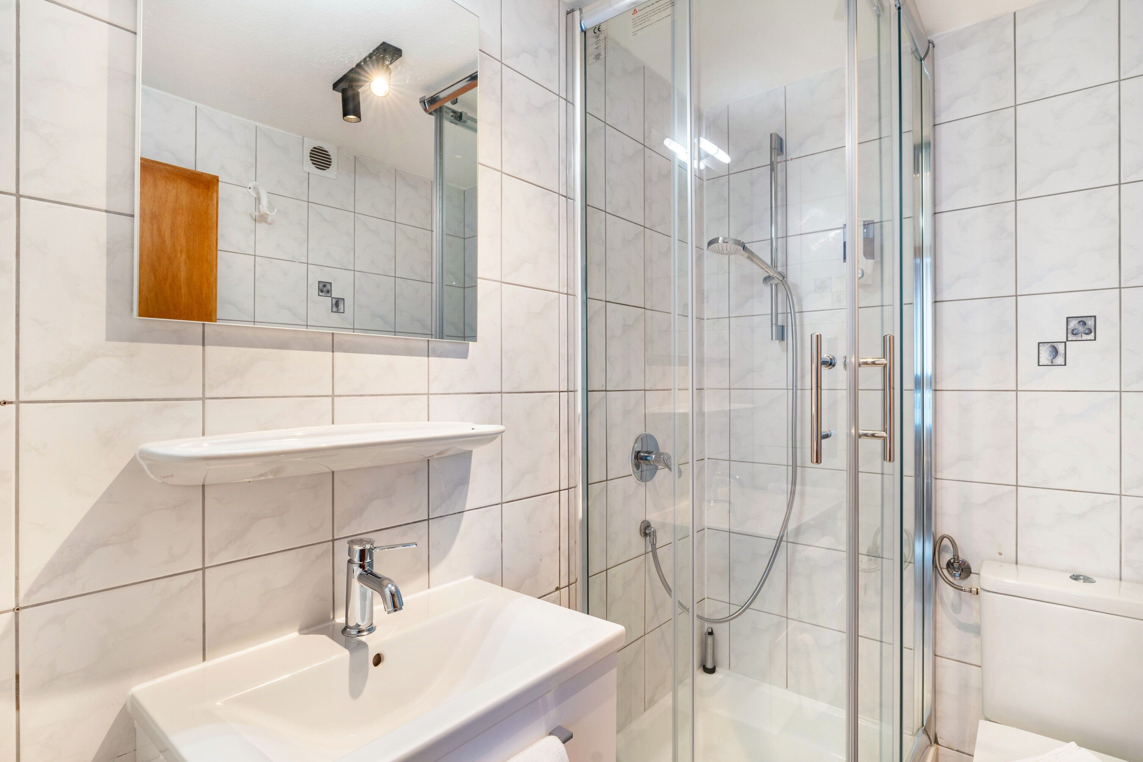 Een douche, een haardroger, handdoeken