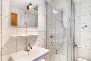 Shower, hair dryer, towels - Room 'No. 3' with Shared Garden, Balcony and Wi-Fi (Sasbachwalden)