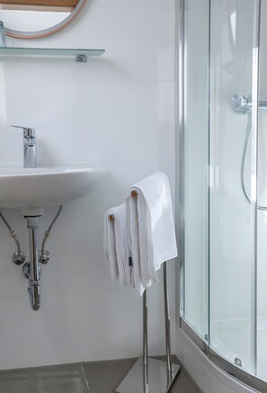 Een douche, een haardroger, handdoeken