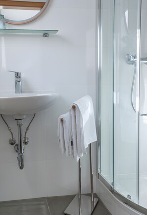 Douche, sèche-cheveux, serviettes fournies