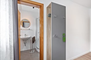 Dusche, Haartrockner, HandtĂŒcher