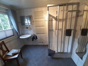 Dusche, Haartrockner, Handtücher