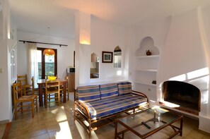 Classic Apartment, 3 Bedrooms | Living room | Fireplace