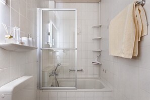 Chuveiro, secador de cabelo, toalhas de banho 