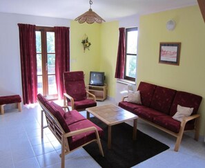 Classic House, 3 Bedrooms | Living room - Mansion in Starkov With Shared Pool (Starkov)