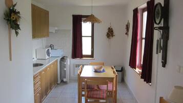 Classic House, 3 Bedrooms | Dining