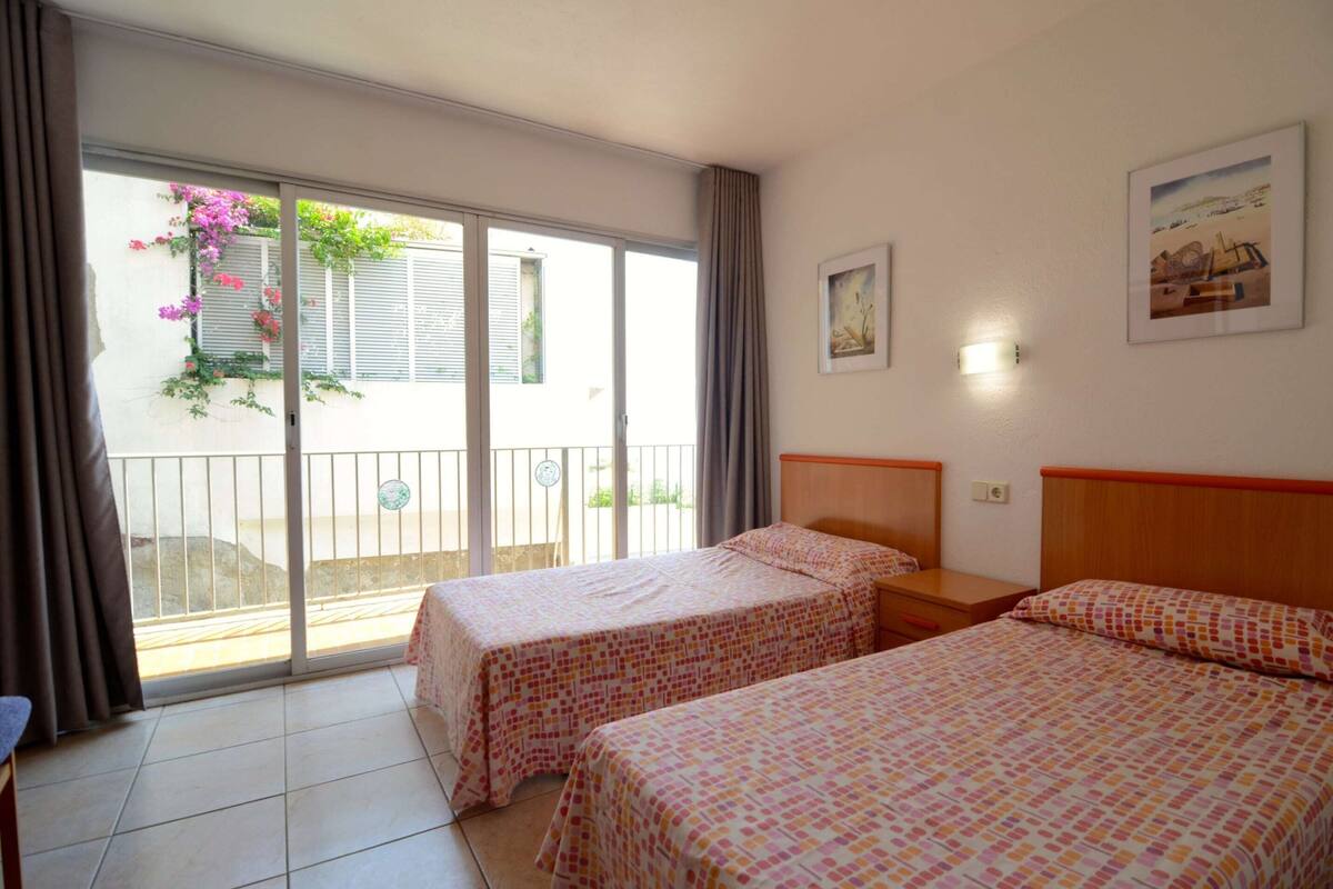 Deluxe Apartment, 2 Bedrooms | 25 bedrooms, iron/ironing board