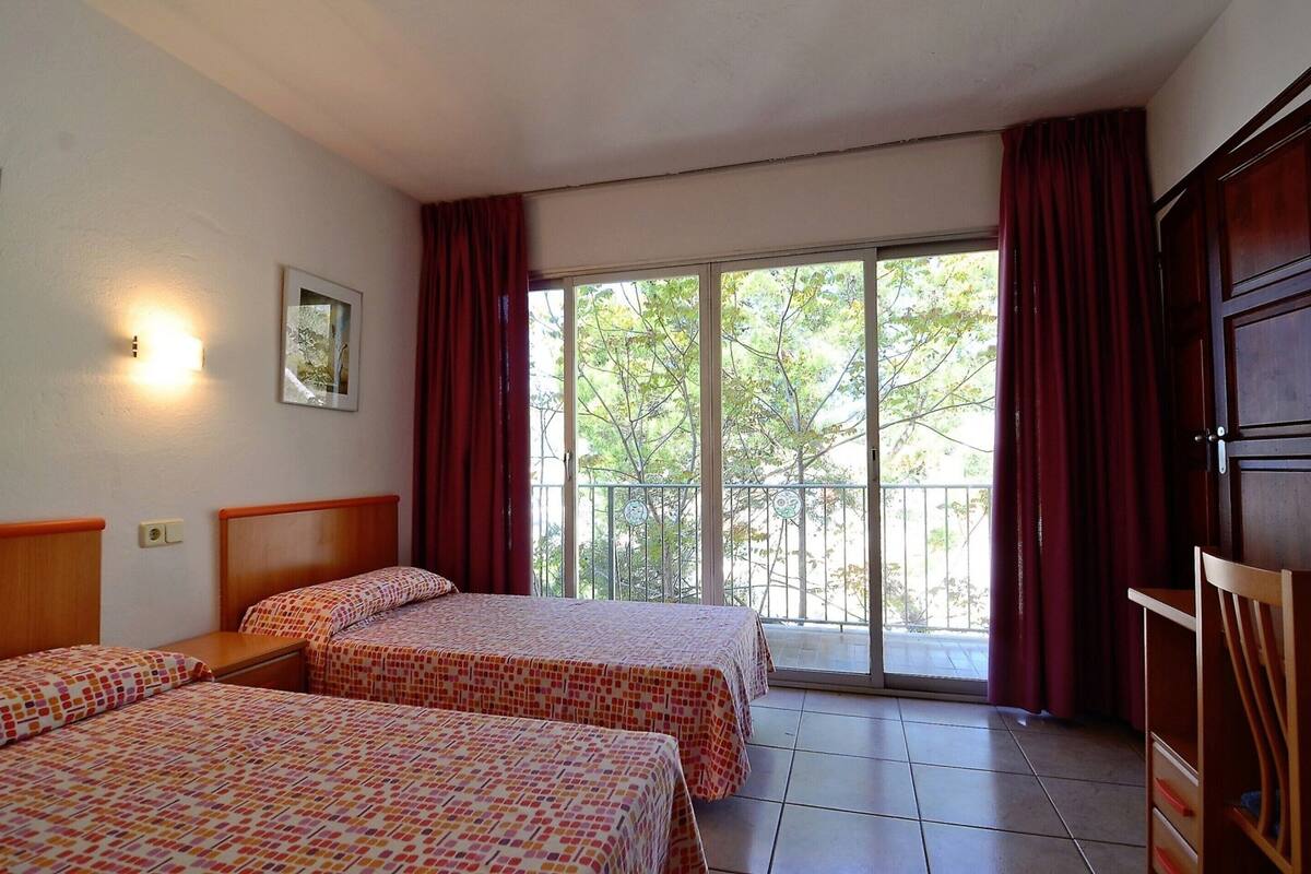 Luxury Apartment, 3 Bedrooms | 25 bedrooms, iron/ironing board