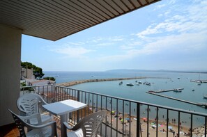 Deluxe Apartment, 2 Bedrooms | Outdoor dining - Apartment in Estartit With Harbour View (Torroella de Montgrí)