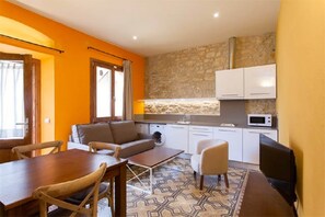 Deluxe Apartment, 2 Bedrooms | Living room