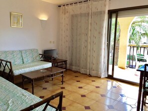 Apartamento clásico, 3 habitaciones | Sala de estar