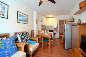 Apartamento conforto, 2 quartos | Cozinha privada | Geladeira, micro-ondas, fogão, cafeteira/chaleira