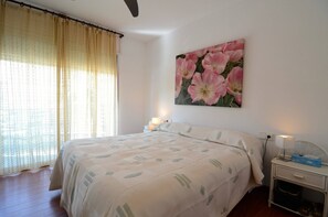 Apartamento conforto, 2 quartos | 4 quartos, ferros/tábuas de passar roupa