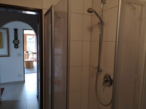 Douche, séchoir à cheveux, serviettes fournies