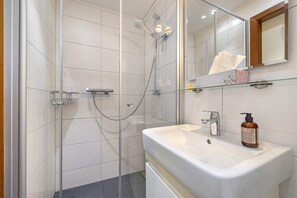 Dusche, Haartrockner, Handtücher