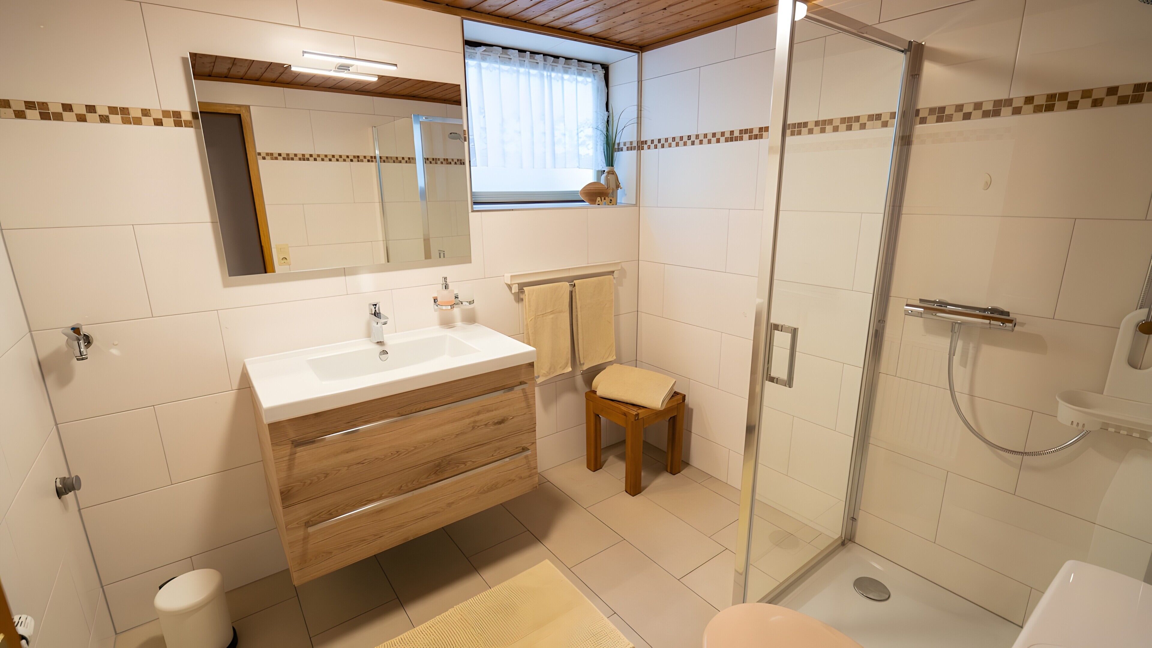 Regadera, secadora de cabello, toallas 