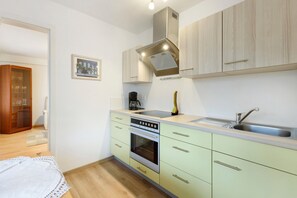 Refrigerador, horno, parrilla de estufa y cafetera y tetera 