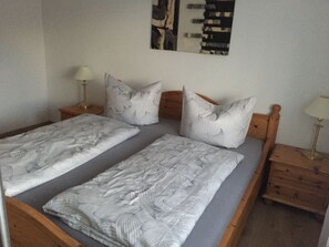 1 bedroom, free WiFi, bed sheets - Apartment 'Thum' with Private Terrace and Wi-Fi (Daisendorf)