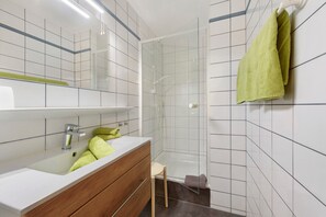 Dusche, Haartrockner, Handtücher