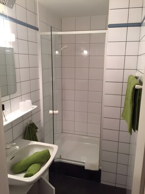 Dusche, Haartrockner, Handtücher