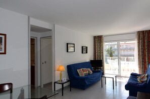 Deluxe Apartment, 3 Bedrooms | Living room - Apartment in Estartit With Pool View (Torroella de Montgrí)