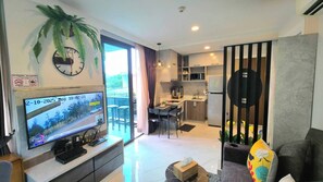 Room, 1 Bedroom, Accessible, Balcony | Living room