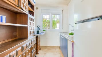 Fridge, oven, stovetop, coffee/tea maker