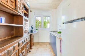 Fridge, oven, stovetop, coffee/tea maker