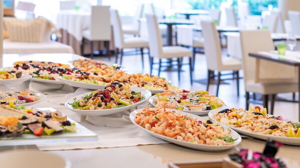 Una mesa de buffet con diversos platos.