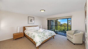 4 slaapkamers, een strijkplank/strijkijzer, internet, beddengoed